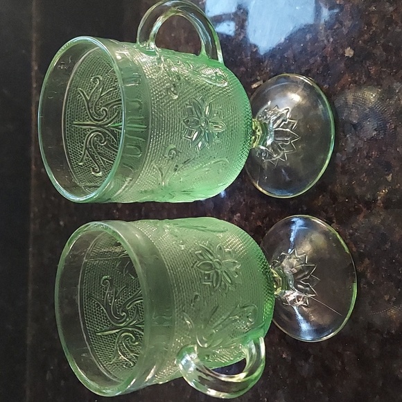 Set of 2 Vintage Tiara Indiana Sandwich Glass Chantilly Green Stemmed Mugs - Picture 1 of 6